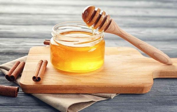 16 خاصیت معجزه آسای عسل و دارچین برای پوست، مو و سلامتی