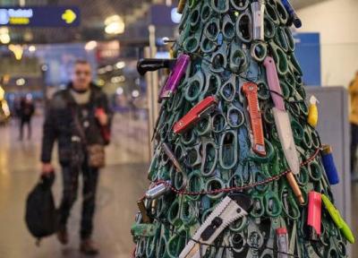 ساخت درخت کریسمس با اشیای مصادره ای بخش امنیت فرودگاه
